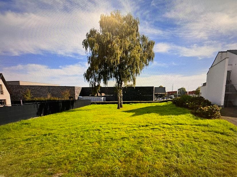 Te koop : Prachtige projectgrond in het centrum van Meeuwen-Oudsbergen (tegenover taverne &#039;T Schuurke) voor het realiseren van 3 appartementen, meerge